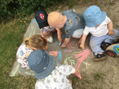 Børn der tegner med kridt